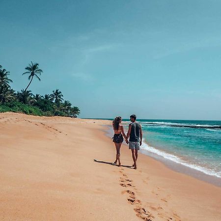 Nalendra Villa - Oceanfront Hikkaduwa Esterno foto