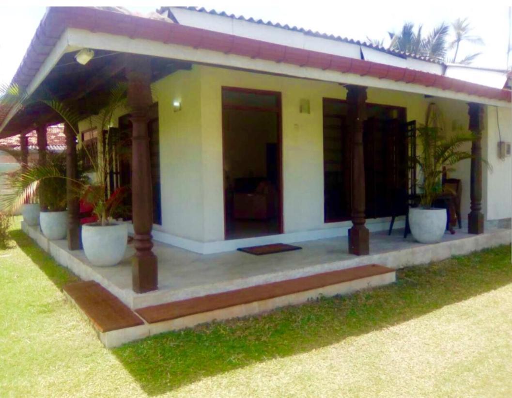 Nalendra Villa - Oceanfront Hikkaduwa Esterno foto